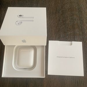 AirPods lightly used, broken microphone but speakers are working